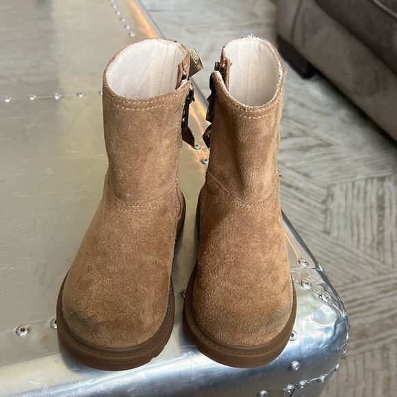 Girls UGG Boots with Bows - Picture 5 of 5